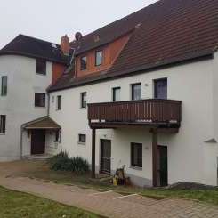 In Naundorf-Salbitz  1 Zimmerwohnung  im Erdgeschoss mit Terrasse, Wannenbad und Außenstellplatz