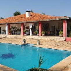 Zwei Häuser mit Pool in Piribebuy