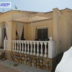 Gepflegte Villa mit 2 Schlafzimmern und 1 Bad in guter Lage in der Urbanisation La Marina
