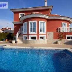 Sehr schöne freistehende Villa mit 5 Schlafzimmern, 4 Badezimmern und Privatpool auf einem großen Eckgrundstück
