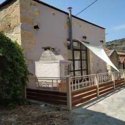 Kretisches Steinhaus in einem ruhigen Dorf