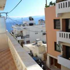 Unfertiges Mehrfamilienhaus zum Verkauf in zentraler Lage, nahe am Strand mit Meerblick in Agios Nikolaos