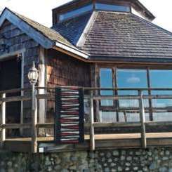 Grosse Insel Chiloé / Sektor Nercón - Chile: In einem rustikalen Stil erbautes Wohnhaus mit atemberaubendem Blick auf den Fjord von Castro