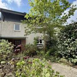 Fröndenberg: Zweifamilienhaus mit üppigem Platzangebot für die gesamte Familie plus separater Garage